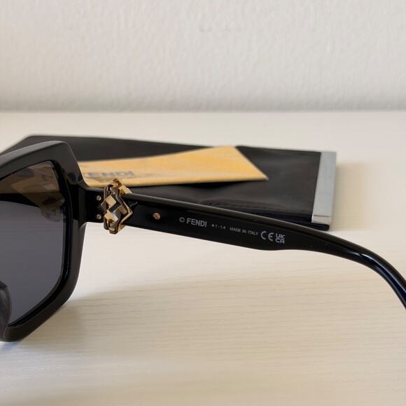 New Fendi Black Square Sunglasses, FE40139F 01V, Authentic main image 5